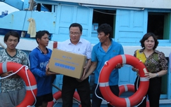 Mũ bảo hiểm, áo phao cứu sinh đến với người dân đảo Cô Tô