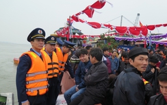 Ngàn người chen chân xuống tàu tại lễ hội vượt sông Hồng