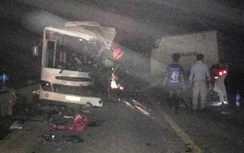 Xe khách, xe tải đâm nhau trên đường HCM còn hạn đăng kiểm