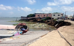 Thả phao giới hạn luồng trên đoạn sông Vàm Nao sạt lở