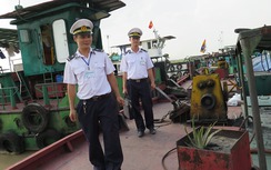 Nhân viên cảng vụ đường thủy cũng đeo "sao, vạch"