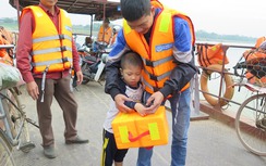 Phát miễn phí gần 300 phao cứu sinh cho đò ngang