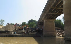 Xử phạt hai bến thủy "khủng" đe dọa an toàn cầu trên QL3