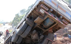 Xe tải chở đầy hàng, đâm sập cầu trên QL14 có còn đăng kiểm?