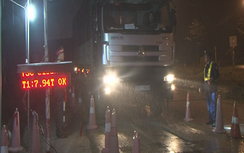 Lợi dụng mưa rét, 7 xe chở quá tải rủ nhau... vượt trạm