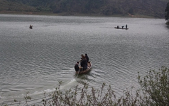 Lật thuyền, con trai bất lực nhìn mẹ chìm xuống hồ giá rét