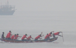 Đua thuyền "nảy lửa" trước khi ra khơi