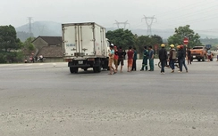 Xe tải đâm nát sườn xe bán tải, hai tài xế đều bị thương