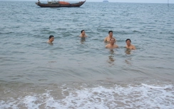 Lãnh đạo Sở TN&MT Hà Tĩnh tắm biển, ăn hải sản