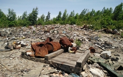 Lại phát hiện rác thải nghi của Formosa trong vườn tràm