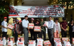 Báo Giao thông và nhà hảo tâm trao quà cho người dân vùng lũ