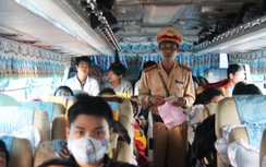 Không đăng ký vẫn sử dụng phù hiệu giả chở khách