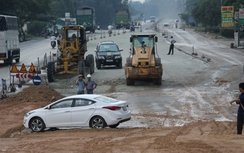 "Xế hộp" án ngữ, cản thi công đường dẫn cầu vượt đường sắt