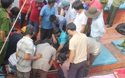 Khóc ngất đón ngư dân bị tàu lạ bắn chết ngoài Trường Sa