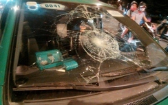 Thoát chết sau cú “bay” lên nắp capo taxi ở Huế