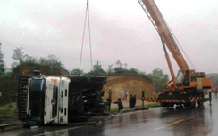 Xe tải lật nhào sau cú va chạm xe khách trên đường tránh Huế