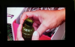 Đồ chơi “giống lựu đạn” gửi máy bay cũng phải khai báo