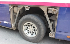 Xe khách nổ lốp, một phụ nữ đi đường giật mình ngã nhập viện