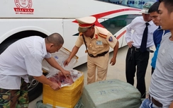 Xe giường nằm vận chuyển hơn 2 tạ nội tạng bốc mùi hôi thối