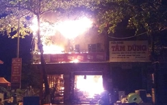 Nhà 2 tầng cháy dữ dội, xe cứu hỏa liên tục phải tiếp nước