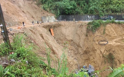 Căng mình đảm bảo giao thông, khắc phục sạt lở QL49
