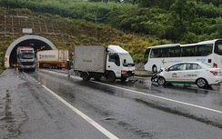 Xe tải đâm trực diện taxi, tài xế cùng 2 hành khách nhập viện