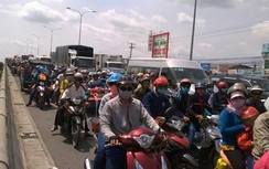 Dân miền Tây đổ về TP HCM đông nghẹt QL1