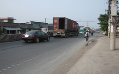 Truy tìm xe tải cán gãy nát hai chân người đi bộ