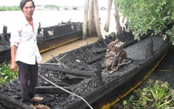 Lửa bùng phát thiêu rụi 13 tàu du lịch trên sông Tiền