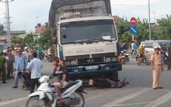 Xe tải chở vịt đâm xe máy chở cá, một người chết tại chỗ