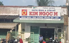 Kẻ bịt mặt, cầm hung khí táo tợn cướp tiệm vàng ở Long An