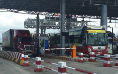 Tài xế gây khó, dùng tiền lẻ nhét chai nhựa qua trạm thu phí