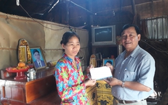 Trao tiền bạn đọc cho gia đình bị TNGT, 4 người thương vong