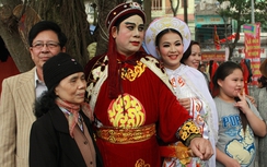 "Vua Quang Trung" vất vả giữa vòng vây người hâm mộ