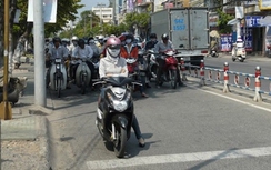 Xe máy tìm bóng râm chờ đèn đỏ có bị xử lý?
