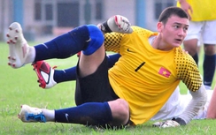 Thủ môn ĐTQG bị thành viên BHL đội nhà cầm dao đuổi đánh?