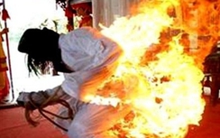 Xông vào nhà phóng hỏa, truy sát cả gia đình