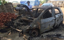 Taxi đang chạy đột nhiên bốc cháy, tài xế thoát chết