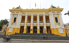 Cùng là nhà hát nhưng hai cảnh ngộ