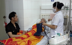 Ngọc Sơn hủy show, chăm cha nằm viện