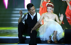 Thêm ảnh Khánh Thi -Phan Hiển tình tứ như yêu