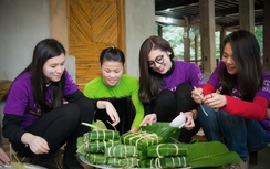 Á hậu Tú Anh lên bản gói bánh chưng tặng người nghèo