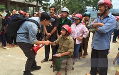 Phan Anh trao quà, đập tan luận điệu xuyên tạc