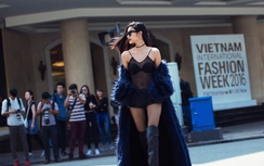 Hoàng Thuỳ lộ nội y xuyên thấu giữa phố lạnh