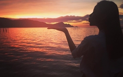 Phạm Hương "bắn tim, chu môi hôn gió"