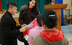 Thủy Tiên về quê Công Vinh làm từ thiện