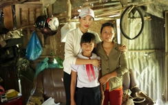 Á hậu Lệ Hằng trao nhà cho người phụ nữ từng bị thiêu sống