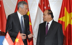 Thủ tướng Lý Hiển Long tặng sách Thủ tướng Nguyễn Xuân Phúc