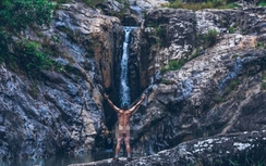 Rapper Tiến Đạt bị "đánh đòn" vì ảnh nude thác nước