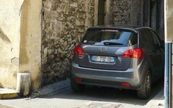 Kinh nghiệm khi lái xe ô tô trong ngõ hẹp